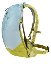 hellblauer Rucksack von Deuter