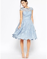 hellblaues ausgestelltes Kleid aus Spitze