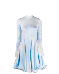 hellblaues Mit Batikmuster ausgestelltes Kleid