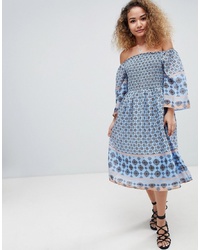 hellblaues bedrucktes schulterfreies Kleid von En Creme