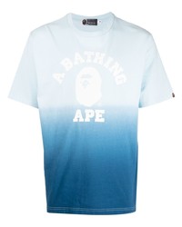 hellblaues bedrucktes T-Shirt mit einem Rundhalsausschnitt von A Bathing Ape