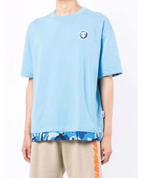 hellblaues bedrucktes T-Shirt mit einem Rundhalsausschnitt von AAPE BY A BATHING APE