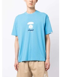 hellblaues bedrucktes T-Shirt mit einem Rundhalsausschnitt von AAPE BY A BATHING APE