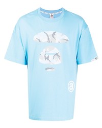 hellblaues bedrucktes T-Shirt mit einem Rundhalsausschnitt von AAPE BY A BATHING APE