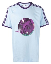 hellblaues bedrucktes T-Shirt mit einem Rundhalsausschnitt von adidas