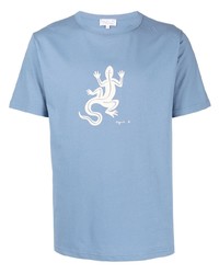 hellblaues bedrucktes T-Shirt mit einem Rundhalsausschnitt von agnès b.