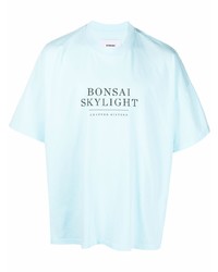 hellblaues bedrucktes T-Shirt mit einem Rundhalsausschnitt von Bonsai