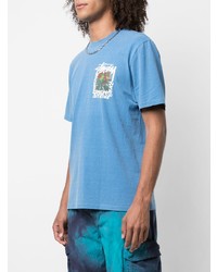 hellblaues bedrucktes T-Shirt mit einem Rundhalsausschnitt von Stussy