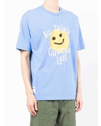 hellblaues bedrucktes T-Shirt mit einem Rundhalsausschnitt von Chocoolate