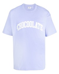 hellblaues bedrucktes T-Shirt mit einem Rundhalsausschnitt von Chocoolate