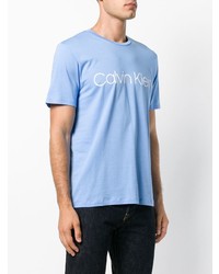 hellblaues bedrucktes T-Shirt mit einem Rundhalsausschnitt von CK Calvin Klein