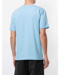 hellblaues bedrucktes T-Shirt mit einem Rundhalsausschnitt von Comme Des Garcons Play