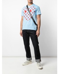 hellblaues bedrucktes T-Shirt mit einem Rundhalsausschnitt von Comme Des Garcons Play