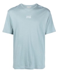 hellblaues bedrucktes T-Shirt mit einem Rundhalsausschnitt von Each X Other
