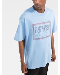 hellblaues bedrucktes T-Shirt mit einem Rundhalsausschnitt von VERSACE JEANS COUTURE