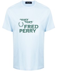 hellblaues bedrucktes T-Shirt mit einem Rundhalsausschnitt von Fred Perry