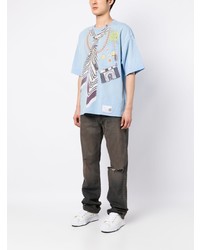 hellblaues bedrucktes T-Shirt mit einem Rundhalsausschnitt von Maison Mihara Yasuhiro