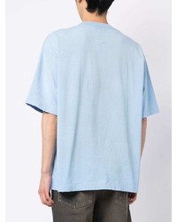 hellblaues bedrucktes T-Shirt mit einem Rundhalsausschnitt von Maison Mihara Yasuhiro
