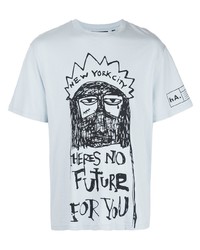hellblaues bedrucktes T-Shirt mit einem Rundhalsausschnitt von Haculla