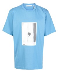 hellblaues bedrucktes T-Shirt mit einem Rundhalsausschnitt von Helmut Lang