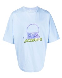 hellblaues bedrucktes T-Shirt mit einem Rundhalsausschnitt von Jacquemus
