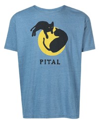 hellblaues bedrucktes T-Shirt mit einem Rundhalsausschnitt von KAPITAL