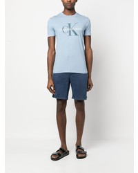 hellblaues bedrucktes T-Shirt mit einem Rundhalsausschnitt von Calvin Klein