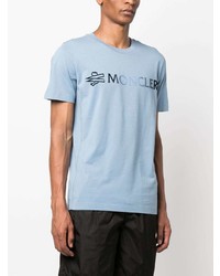 hellblaues bedrucktes T-Shirt mit einem Rundhalsausschnitt von Moncler