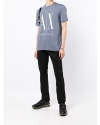 hellblaues bedrucktes T-Shirt mit einem Rundhalsausschnitt von Armani Exchange