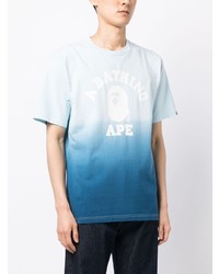 hellblaues bedrucktes T-Shirt mit einem Rundhalsausschnitt von A Bathing Ape