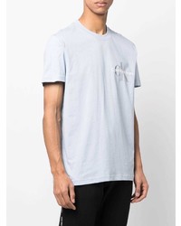 hellblaues bedrucktes T-Shirt mit einem Rundhalsausschnitt von Calvin Klein Jeans