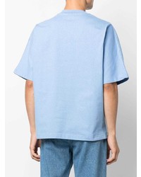 hellblaues bedrucktes T-Shirt mit einem Rundhalsausschnitt von Jacquemus