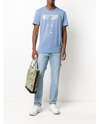 hellblaues bedrucktes T-Shirt mit einem Rundhalsausschnitt von Moschino