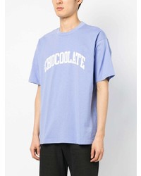 hellblaues bedrucktes T-Shirt mit einem Rundhalsausschnitt von Chocoolate