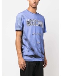 hellblaues bedrucktes T-Shirt mit einem Rundhalsausschnitt von Moschino