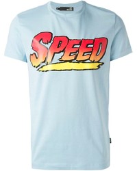 hellblaues bedrucktes T-Shirt mit einem Rundhalsausschnitt von Love Moschino