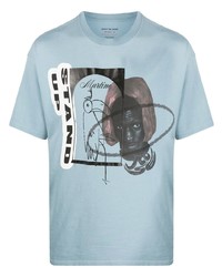 hellblaues bedrucktes T-Shirt mit einem Rundhalsausschnitt von Martine Rose
