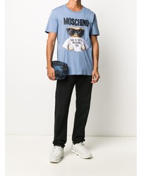 hellblaues bedrucktes T-Shirt mit einem Rundhalsausschnitt von Moschino