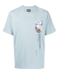 hellblaues bedrucktes T-Shirt mit einem Rundhalsausschnitt von Musium Div.