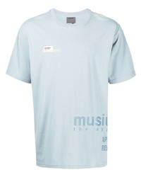 hellblaues bedrucktes T-Shirt mit einem Rundhalsausschnitt von Musium Div.