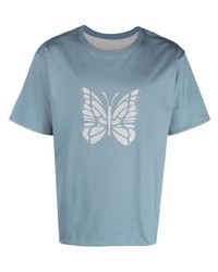 hellblaues bedrucktes T-Shirt mit einem Rundhalsausschnitt von Needles
