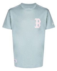 hellblaues bedrucktes T-Shirt mit einem Rundhalsausschnitt von New Era Cap