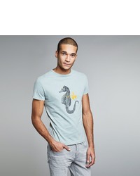 hellblaues bedrucktes T-Shirt mit einem Rundhalsausschnitt von NEW IN TOWN