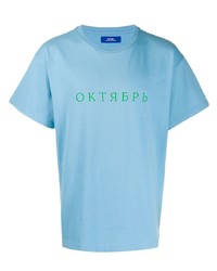 hellblaues bedrucktes T-Shirt mit einem Rundhalsausschnitt von PACCBET