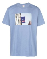 hellblaues bedrucktes T-Shirt mit einem Rundhalsausschnitt von Supreme