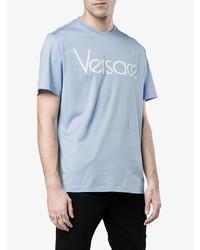 hellblaues bedrucktes T-Shirt mit einem Rundhalsausschnitt von Versace