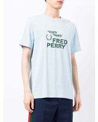 hellblaues bedrucktes T-Shirt mit einem Rundhalsausschnitt von Fred Perry