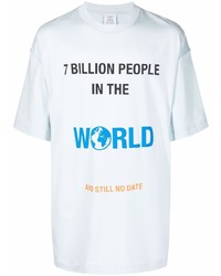 hellblaues bedrucktes T-Shirt mit einem Rundhalsausschnitt von Vetements