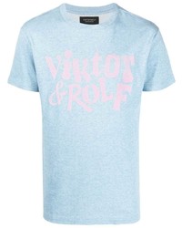 hellblaues bedrucktes T-Shirt mit einem Rundhalsausschnitt von Viktor & Rolf