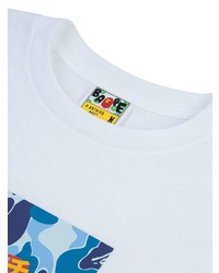 hellblaues bedrucktes T-Shirt mit einem Rundhalsausschnitt von A Bathing Ape